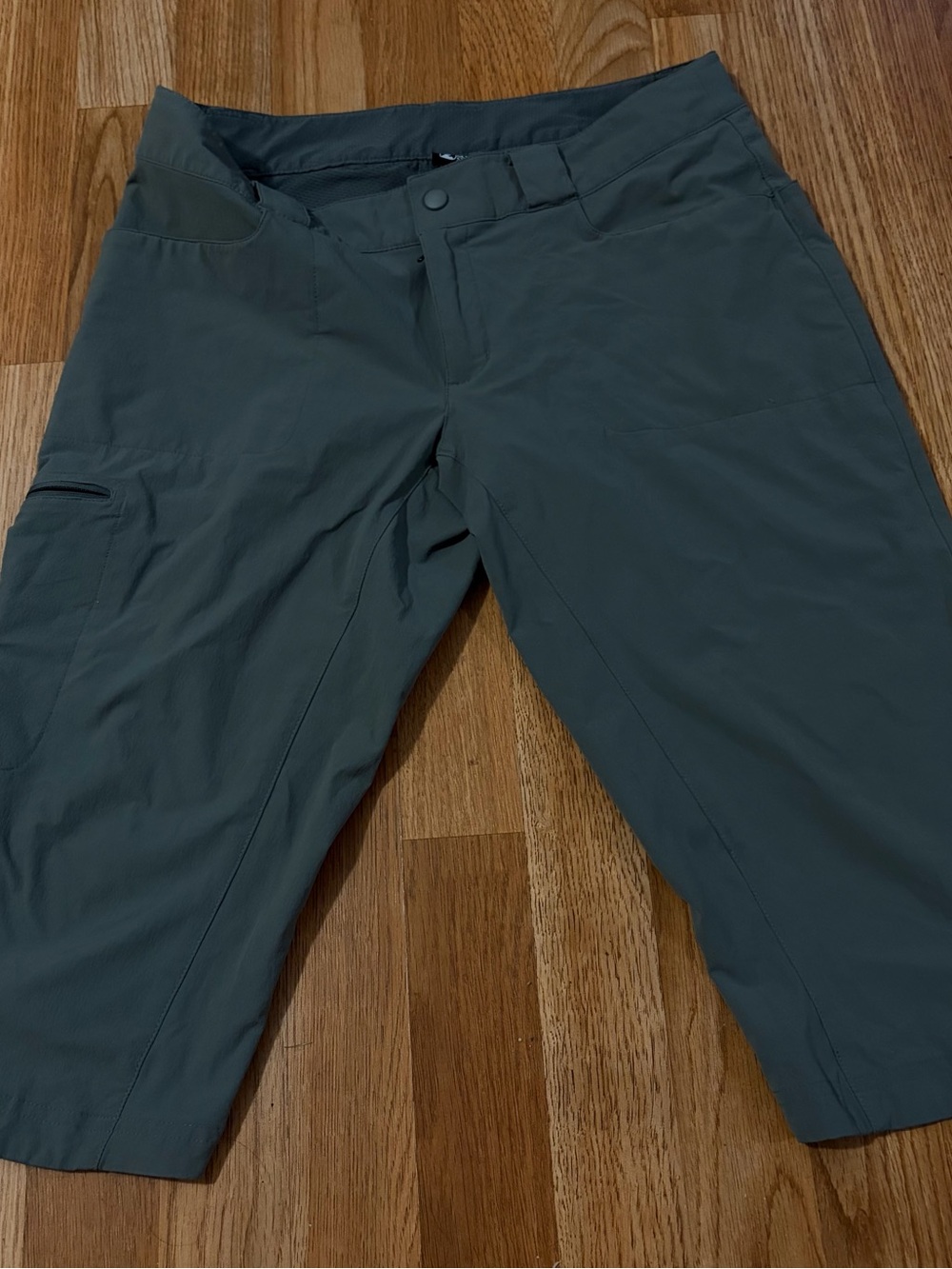 Eastern mountains sports size 6 gray capris for unisex stretchy